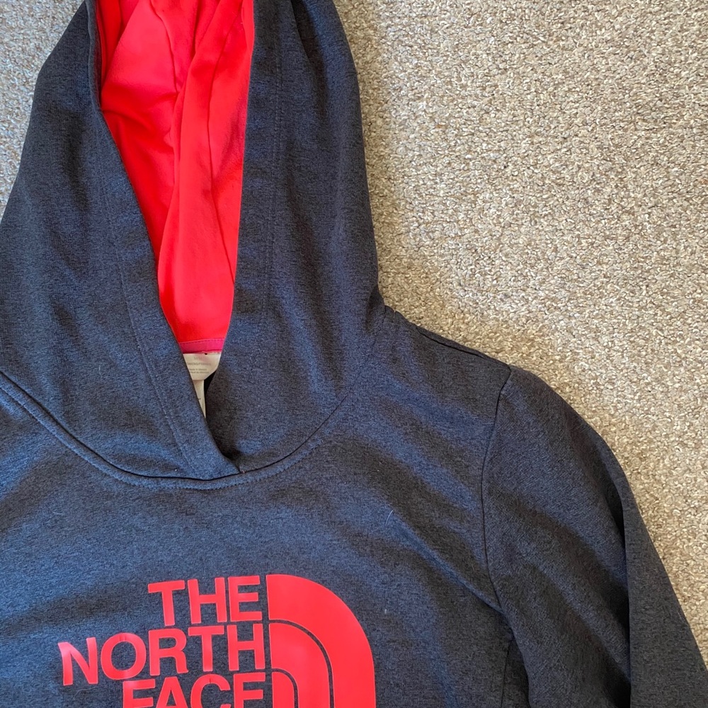 Northface — Dark grey long-sleeved hoodie